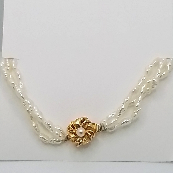 TRIPPLE STRAND BRAIDED BRACELET WITH FLORAL PENDENT - Picture 2 of 5